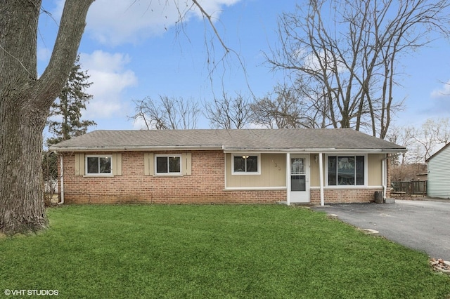 single story home with a front lawn