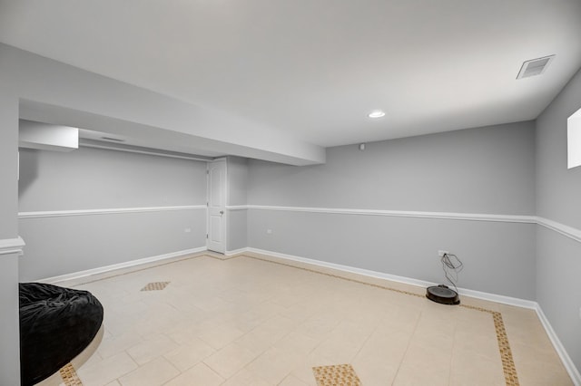 finished basement featuring visible vents, baseboards, and recessed lighting