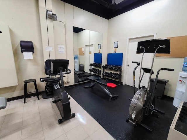 exercise area featuring baseboards