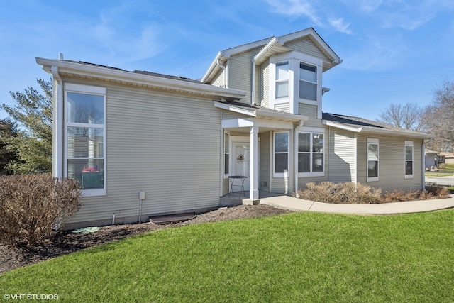 view of front facade with a front lawn