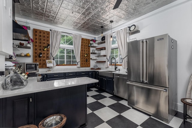 kitchen featuring sink, stainless steel appliances, and kitchen peninsula