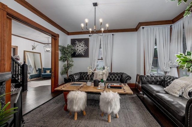 living room featuring dark wood-type flooring, ornamental molding, and a notable chandelier