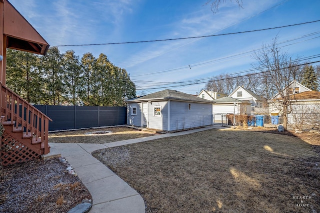 view of yard with an outbuilding