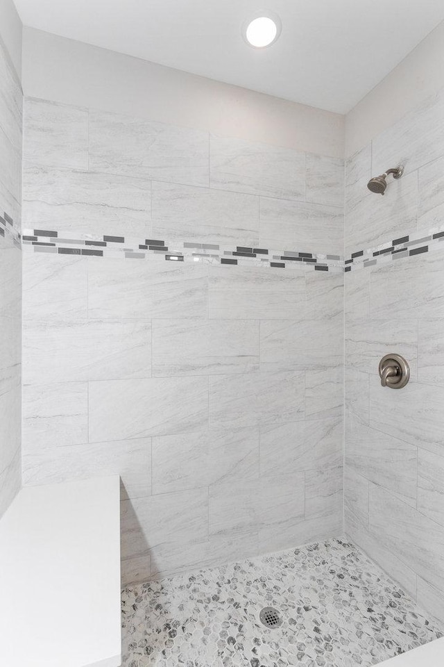 bathroom featuring tiled shower