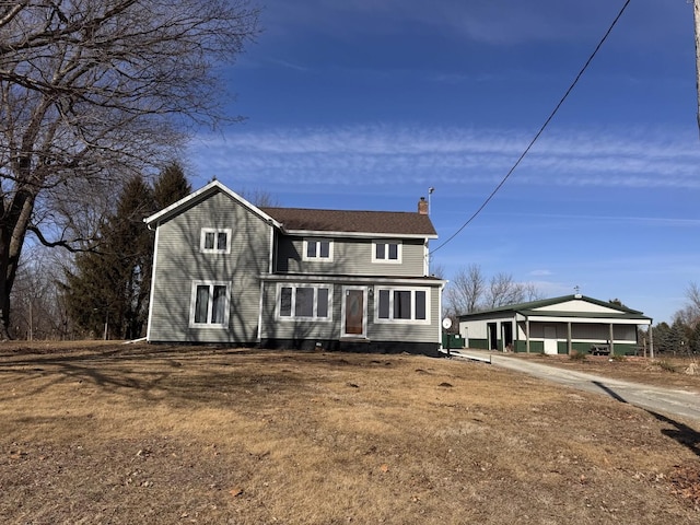 view of front of property featuring a front lawn