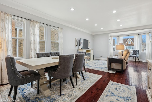 dining area featuring recessed lighting, dark wood-style flooring, crown molding, and baseboards