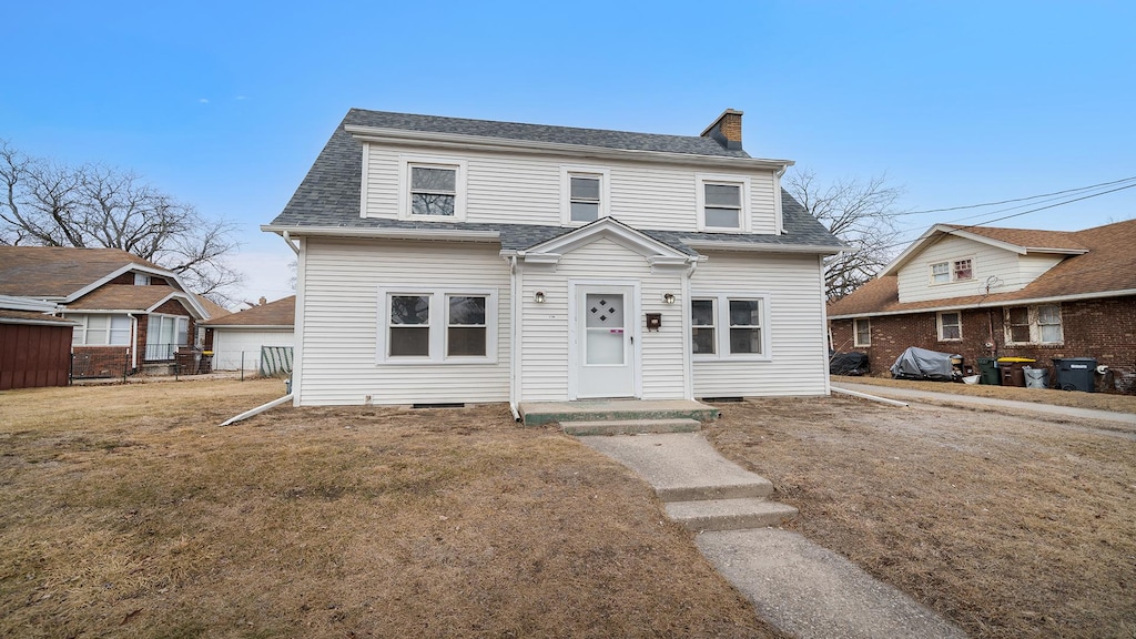 view of front facade featuring a front lawn