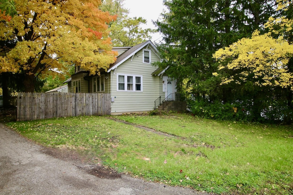 33 Lyndale St, Mundelein, IL 60060 - exterior space featuring fence and a lawn