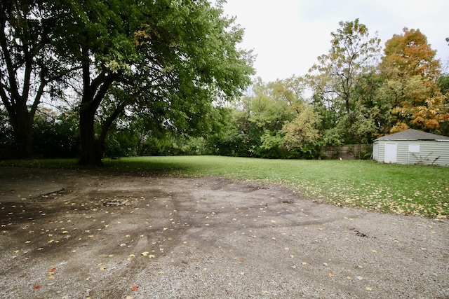 view of yard with an outbuilding