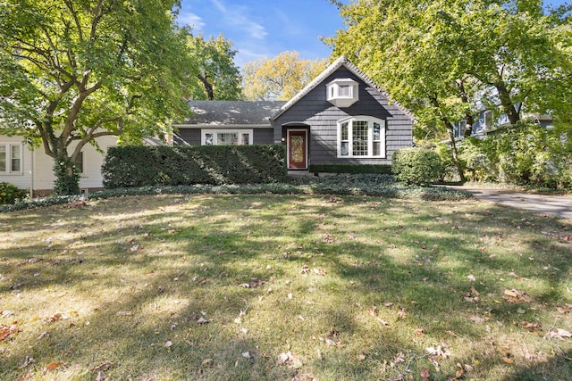 view of front facade with a front yard