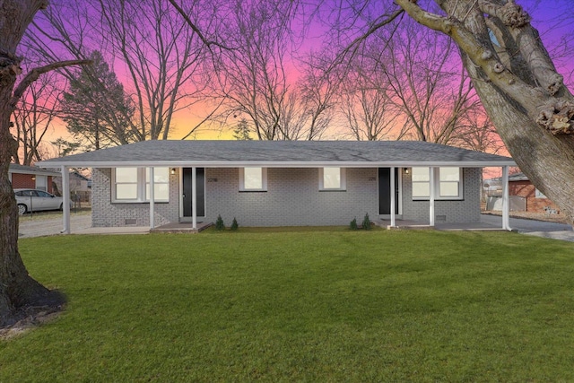 single story home featuring a lawn