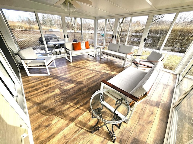 sunroom with ceiling fan