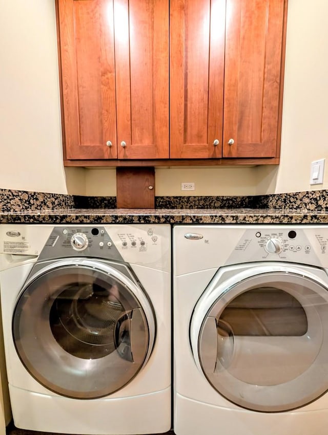 laundry room with cabinets and independent washer and dryer