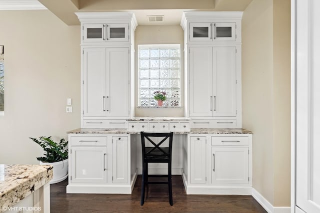 bar with dark wood finished floors, visible vents, and baseboards