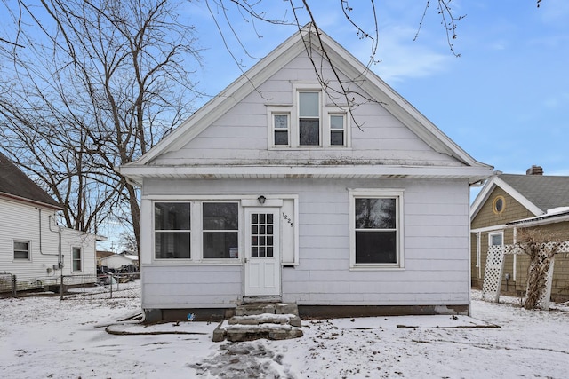 view of front of property with entry steps and fence