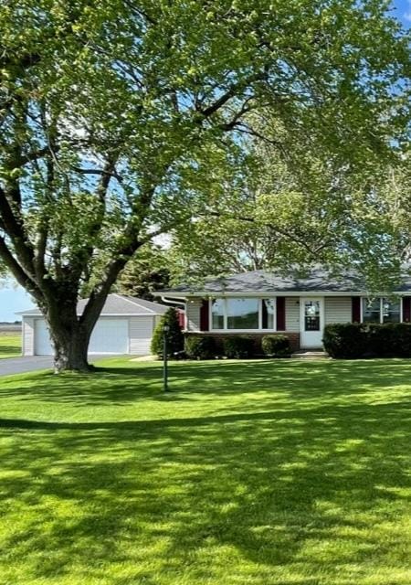 view of front facade with a front lawn