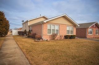 view of side of property featuring a lawn