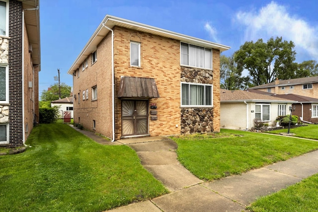 view of front facade with a front yard