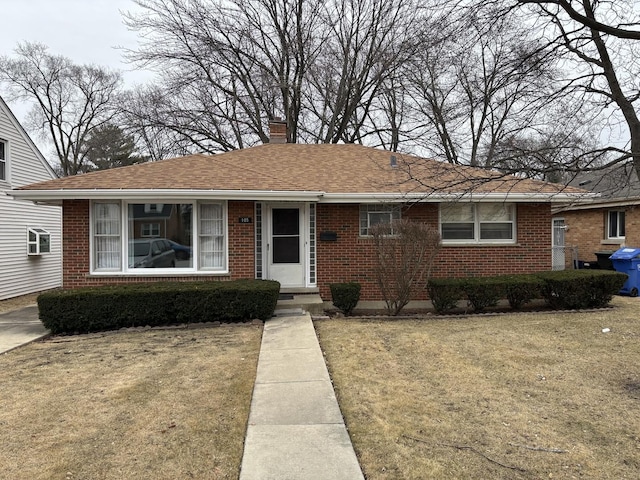 view of front of house featuring a front lawn