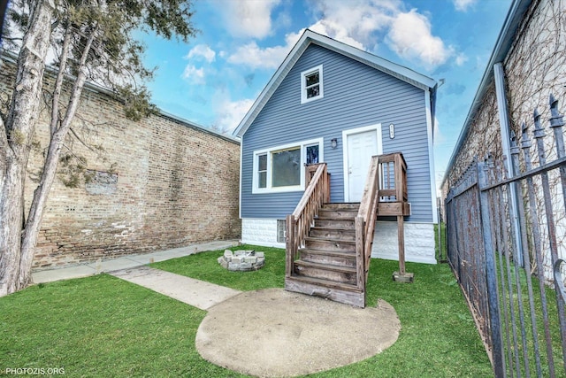 view of front of house with fence and a front lawn