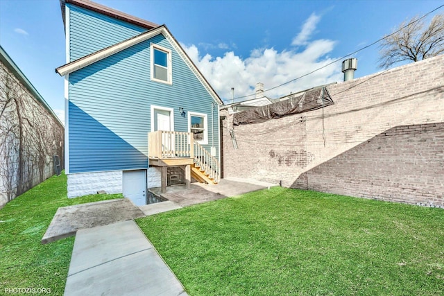 back of house featuring a lawn