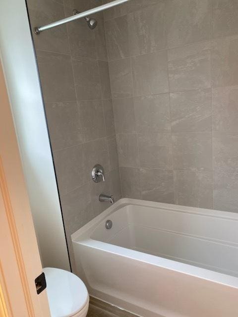 full bathroom featuring toilet and bathtub / shower combination
