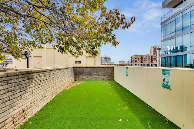 view of yard featuring a city view