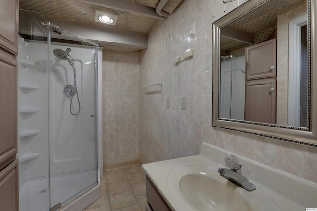 1501 Gayla Dr, Quincy, IL 62305 - full bath featuring a stall shower, vanity, and tile walls