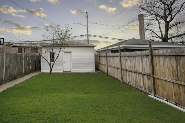 view of yard featuring an outdoor structure