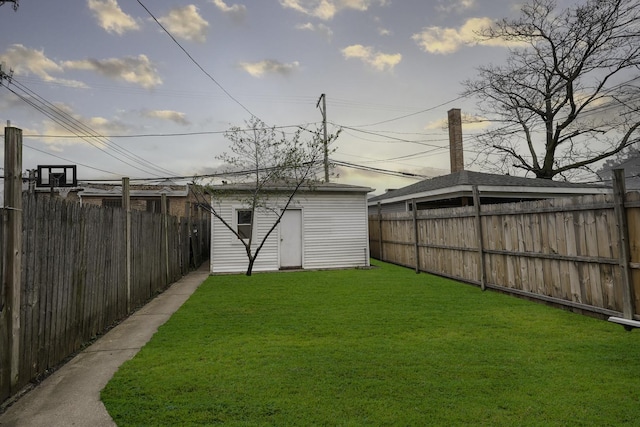 view of yard featuring an outdoor structure