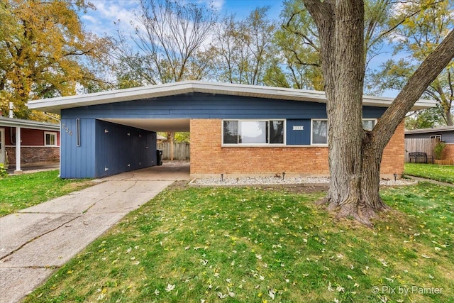 view of front of property featuring a carport and a front lawn