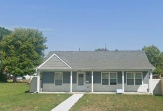 view of front facade featuring a front lawn and covered porch