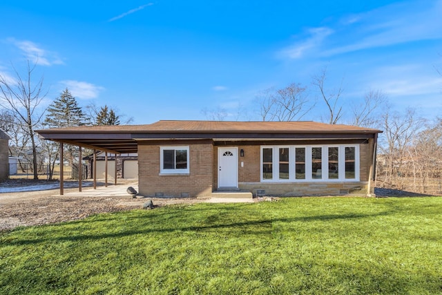 single story home with a front lawn