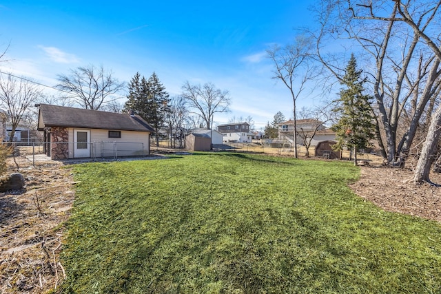 view of yard featuring a shed