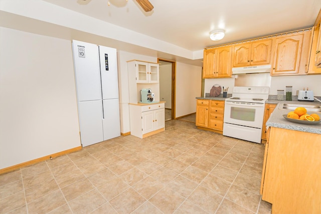 kitchen with sink, light brown cabinets, ceiling fan, and electric stove