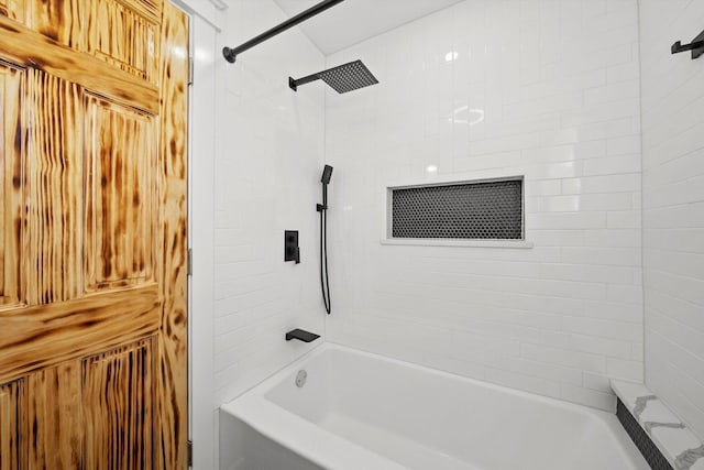 bathroom featuring tiled shower / bath combo