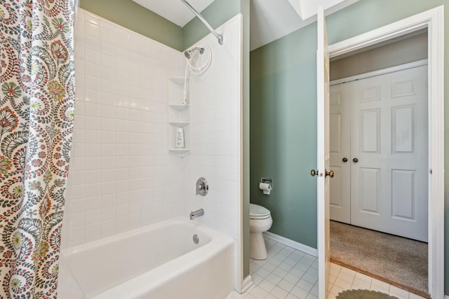 full bathroom featuring baseboards, shower / bath combination with curtain, toilet, and tile patterned floors