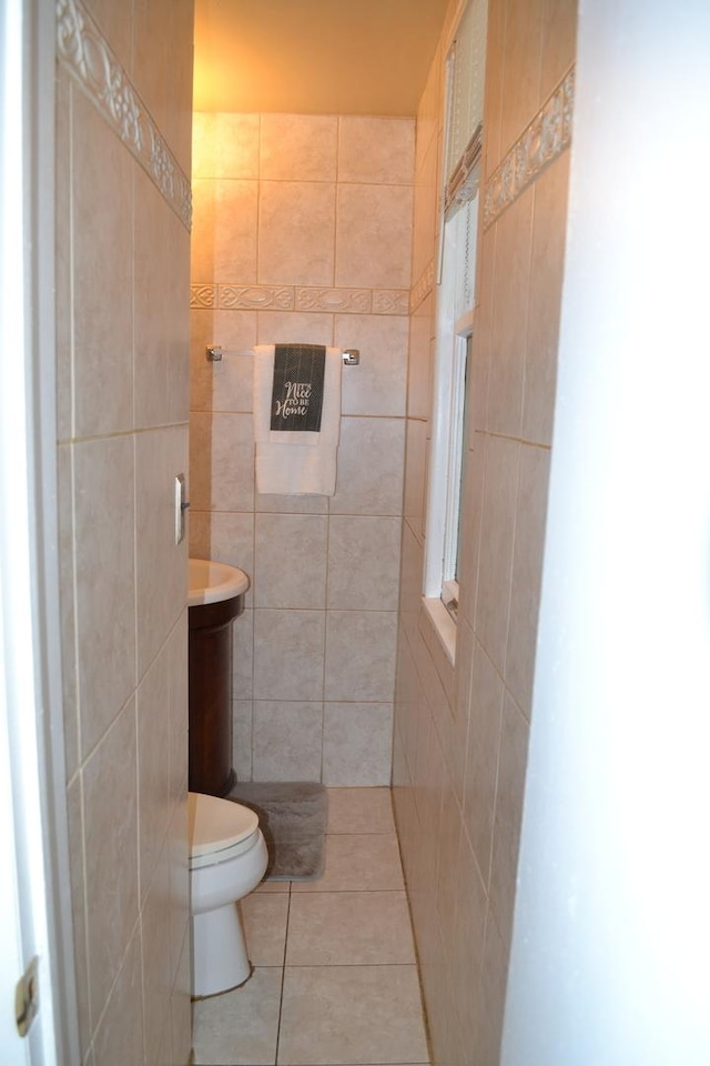 936 N Ridgeland Ave, Oak Park, IL 60302 - half bath with tile patterned floors, toilet, and tile walls
