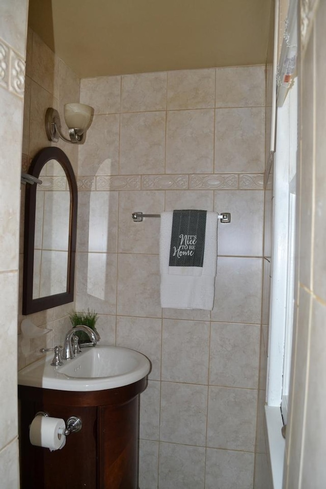 936 N Ridgeland Ave, Oak Park, IL 60302 - half bath with vanity and tile walls