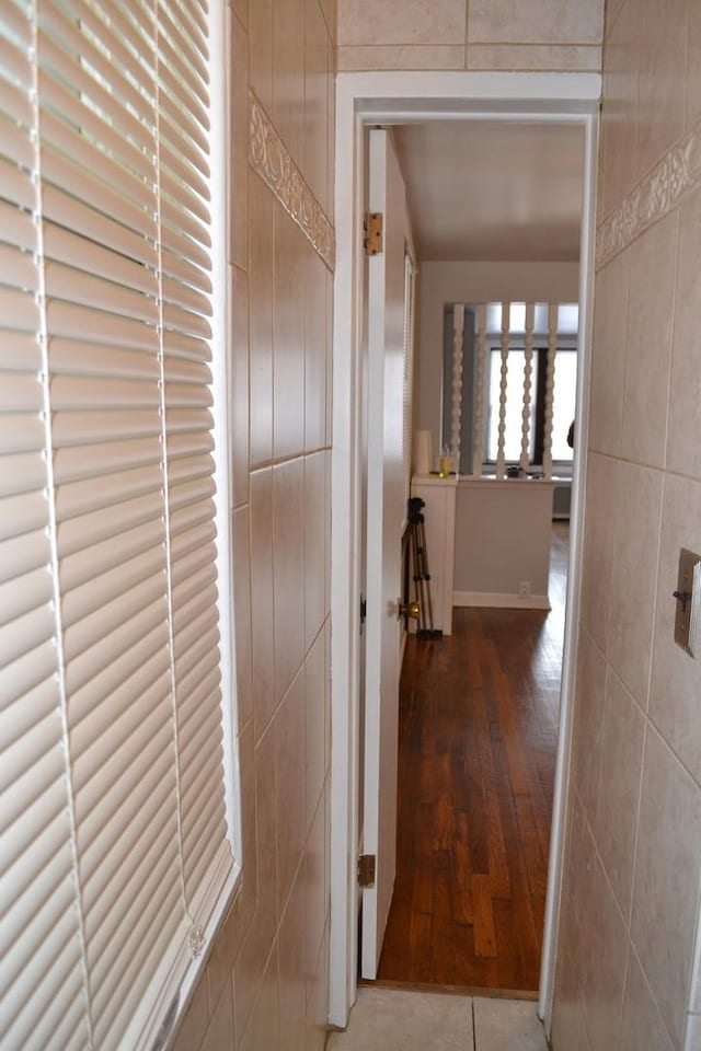 936 N Ridgeland Ave, Oak Park, IL 60302 - hall featuring wood finished floors and baseboards