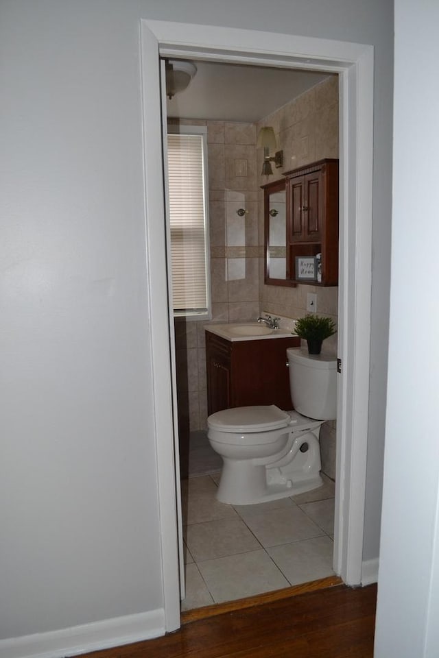 936 N Ridgeland Ave, Oak Park, IL 60302 - bathroom featuring toilet, tile walls, vanity, and tile patterned floors