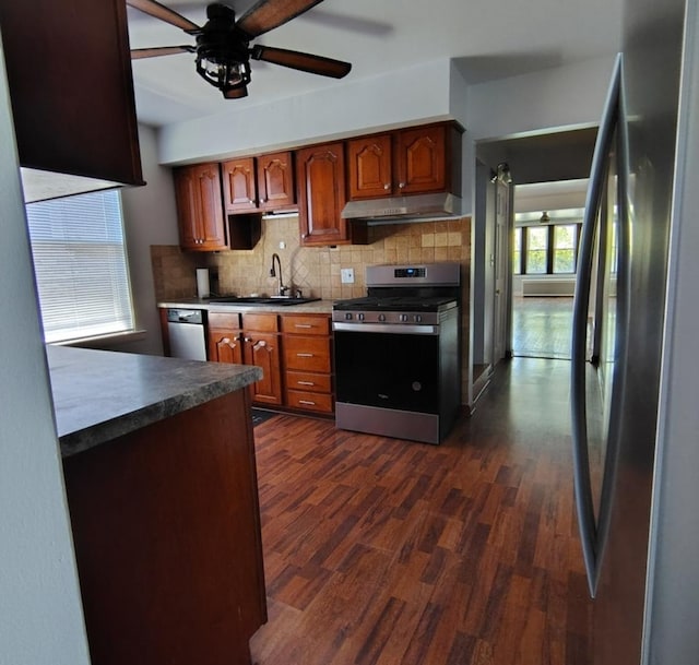936 N Ridgeland Ave, Oak Park, IL 60302 - kitchen featuring stainless steel appliances, under cabinet range hood, a sink, ceiling fan, and backsplash