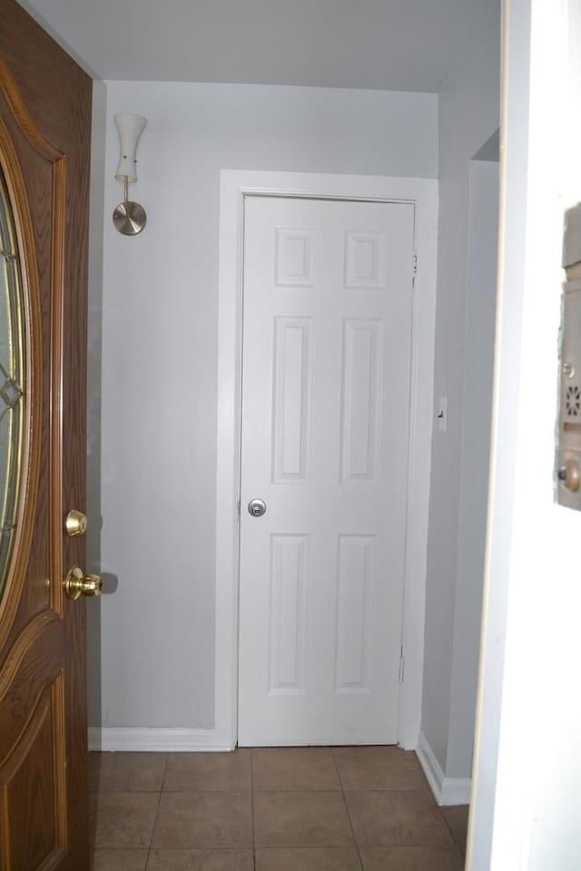 936 N Ridgeland Ave, Oak Park, IL 60302 - hall featuring baseboards and tile patterned floors