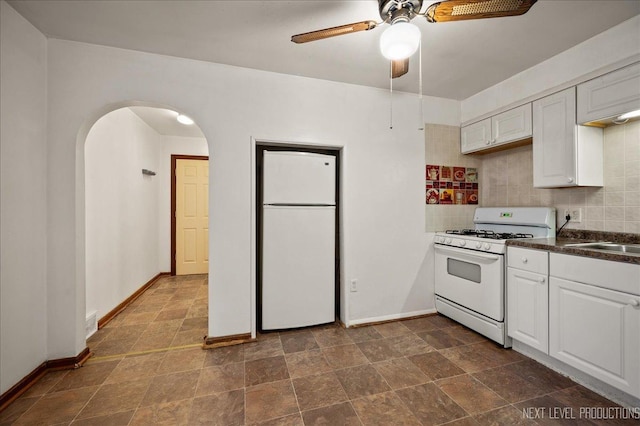 kitchen featuring tasteful backsplash, sink, white cabinets, ceiling fan, and white appliances