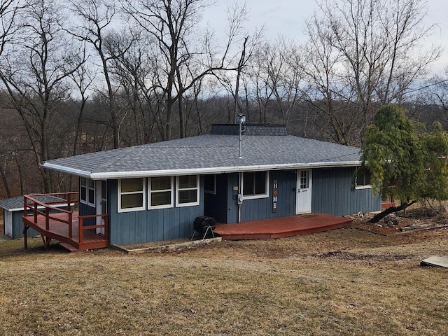 single story home with a front lawn