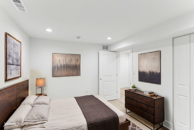 bedroom with light wood-style flooring, visible vents, and recessed lighting