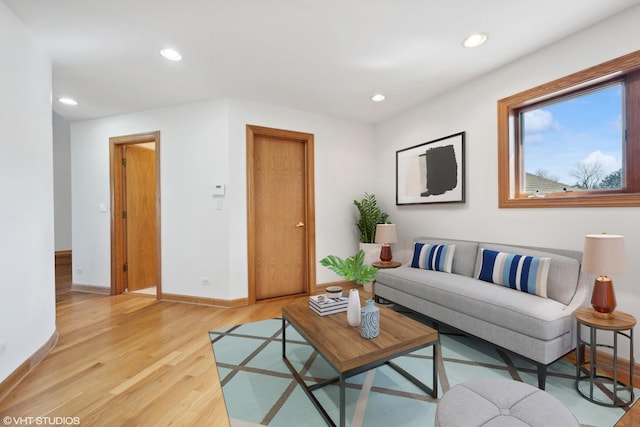 living area featuring recessed lighting, light wood-style flooring, and baseboards