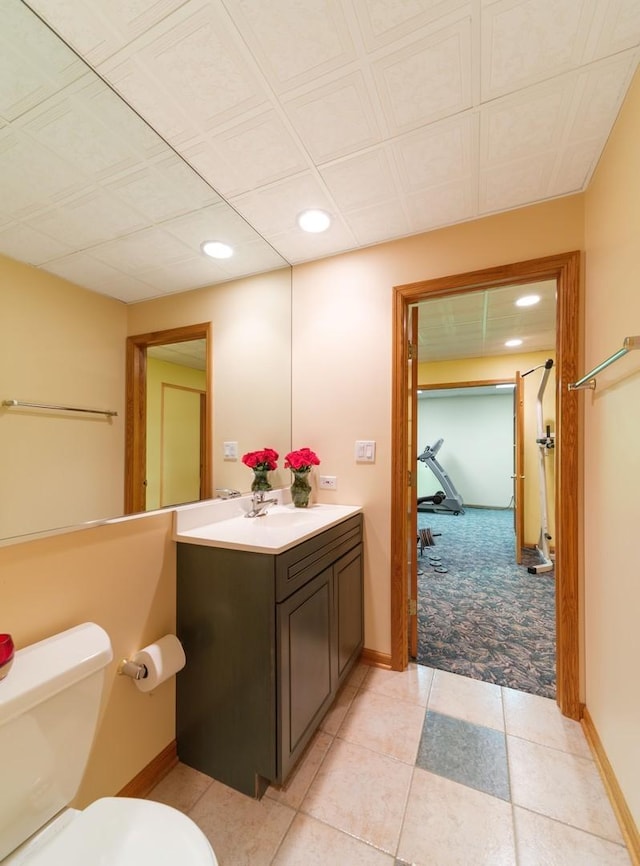 bathroom with recessed lighting, baseboards, vanity, and toilet