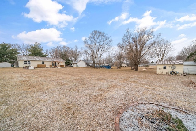 view of yard featuring a shed