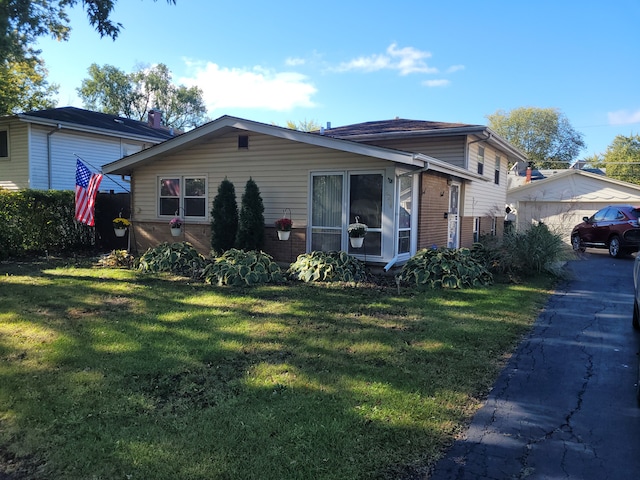 view of front facade with a front lawn